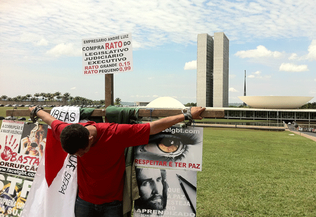 Imagem Homem se amarra a cruz em frente ao Congresso Nacional 