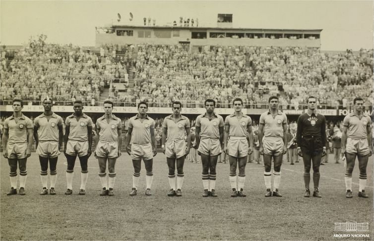 Seleção brasileira perfilada antes de jogo da Copa da Suécia, em 1958 - Arquivo Nacional/Correio da Manhã.