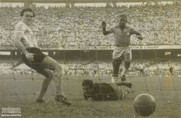 Pelé (direita) em jogo contra a Argentina durante a Copa Roca de 1957 - Arquivo Nacional/ Correio da Manhã.
