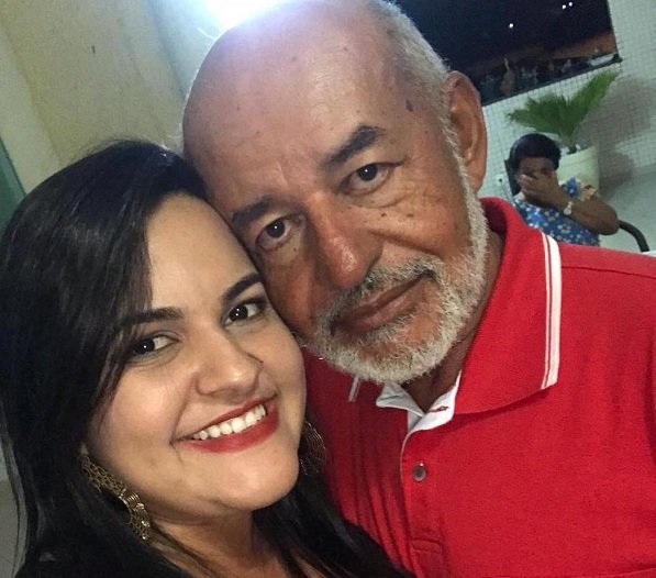 Publicitária Isis Pessoa ao lado do pai, Clóvis Venâncio de Carvalho 