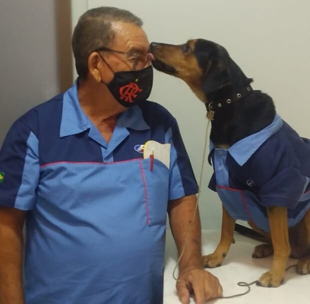 Cachorro é adotado por frentistas e vira funcionário de posto