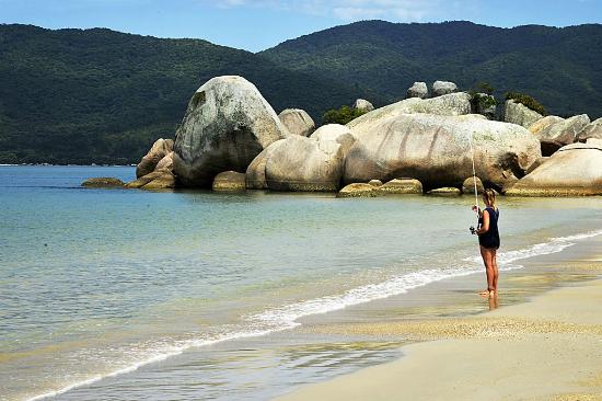 Praia da Armação da Piedade em Governador Celso Ramos (SC)