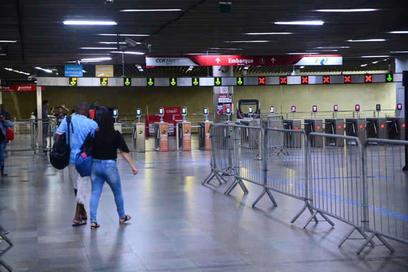 Outra opção é o metrô da capital baiana. Nas primeiras hoars deste domingo (7), o movimento na Estação da Lapa era fraco. Foto: Joilson Cesar/BNews