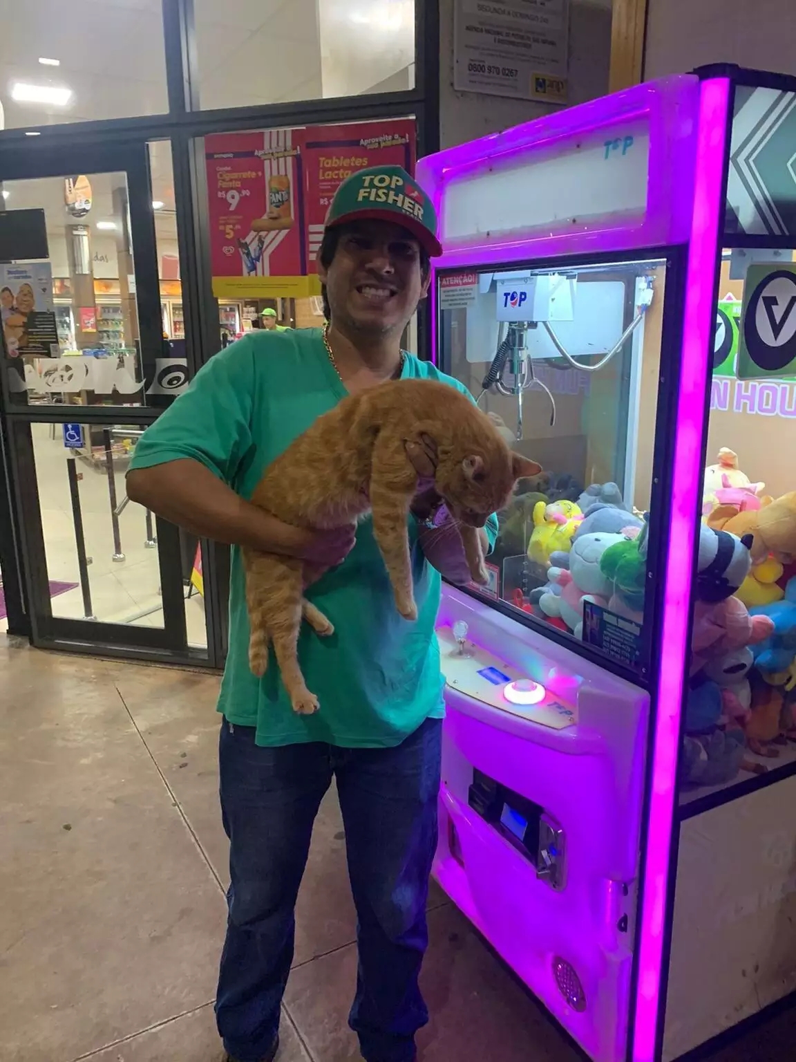 Pelúcia de verdade! Homem tenta pegar brinquedo e acaba tomando susto com o que sai de máquina; assista