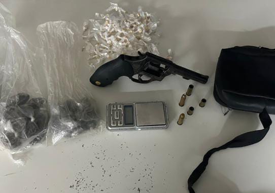 Junto ao suspeito foi apreendido um revólver calibre 38, semelhante ao utilizado no assassinato do soldado. Foto: Divulgação/SSP-BA