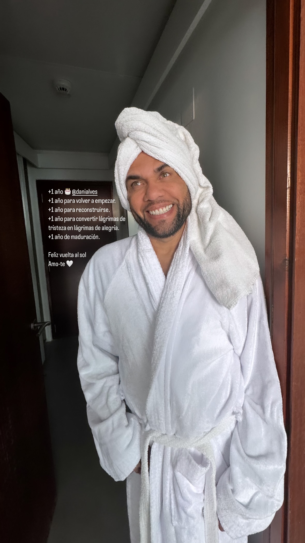 Daniel Alves aparece sorridente na foto publicada no dai do aniversário. Foto: Reprodução/Instagram (@joanasanz)