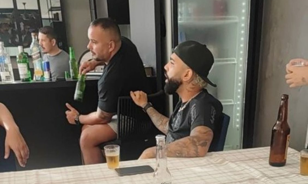 Polêmica foto de Gabigol com a camisa do Corinthians