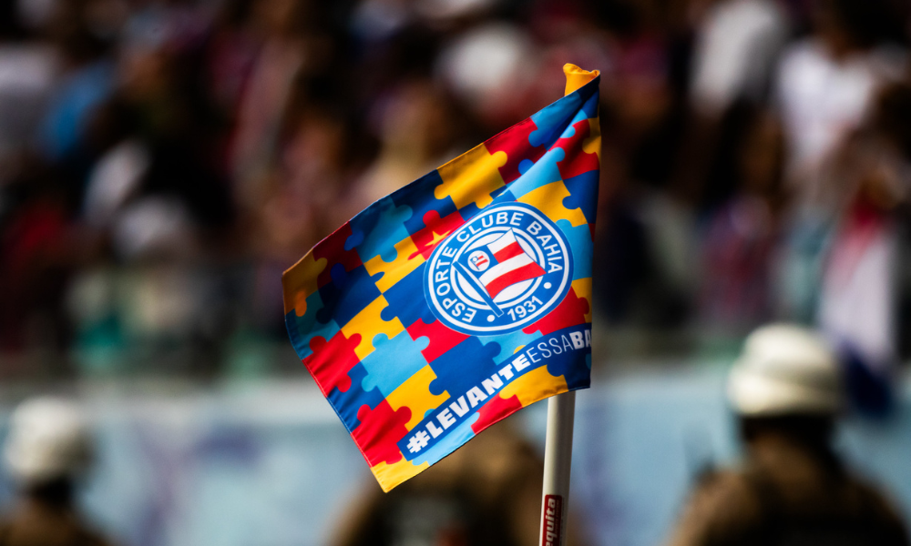 Bandeirinha de escanteio do Bahia usado na Final do Baianão 2024