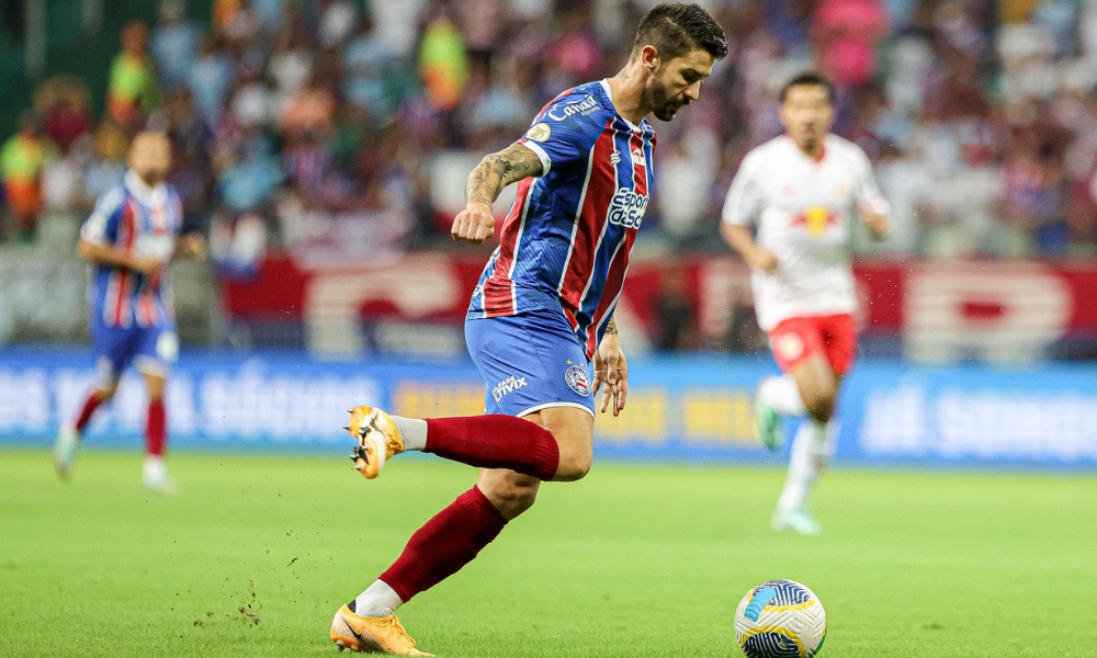 Everaldo em ação no jogo contra RB Bragantino