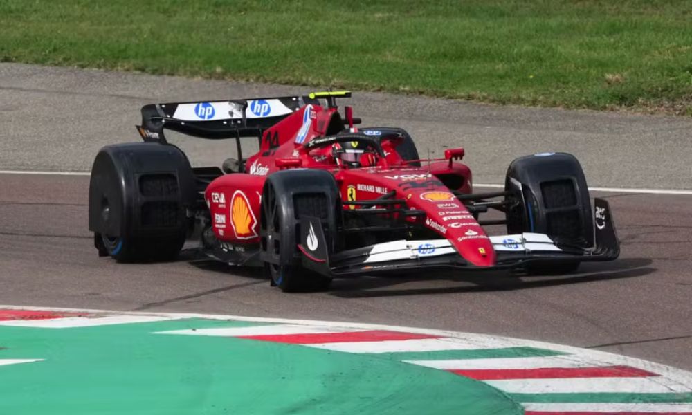 Imagem de um carro da Ferrari de Fórmula 1 testando uma nova tecnologia para os pneus em corrida de chuva