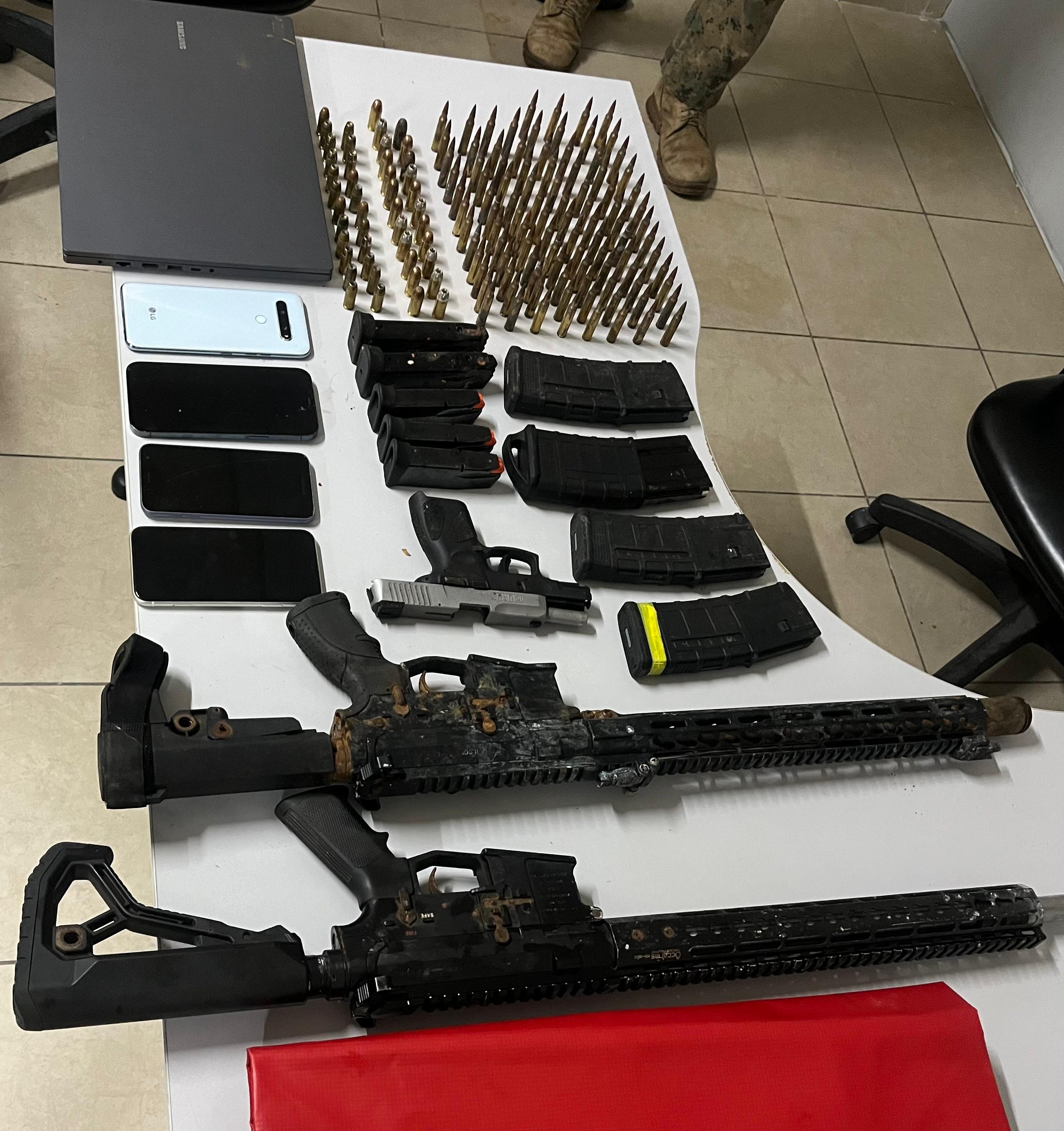 ele estava com dois fuzis calibre 5,56, uma pistola calibre 9mm, carregadores e munições. Foto: Divulgação/SSP
