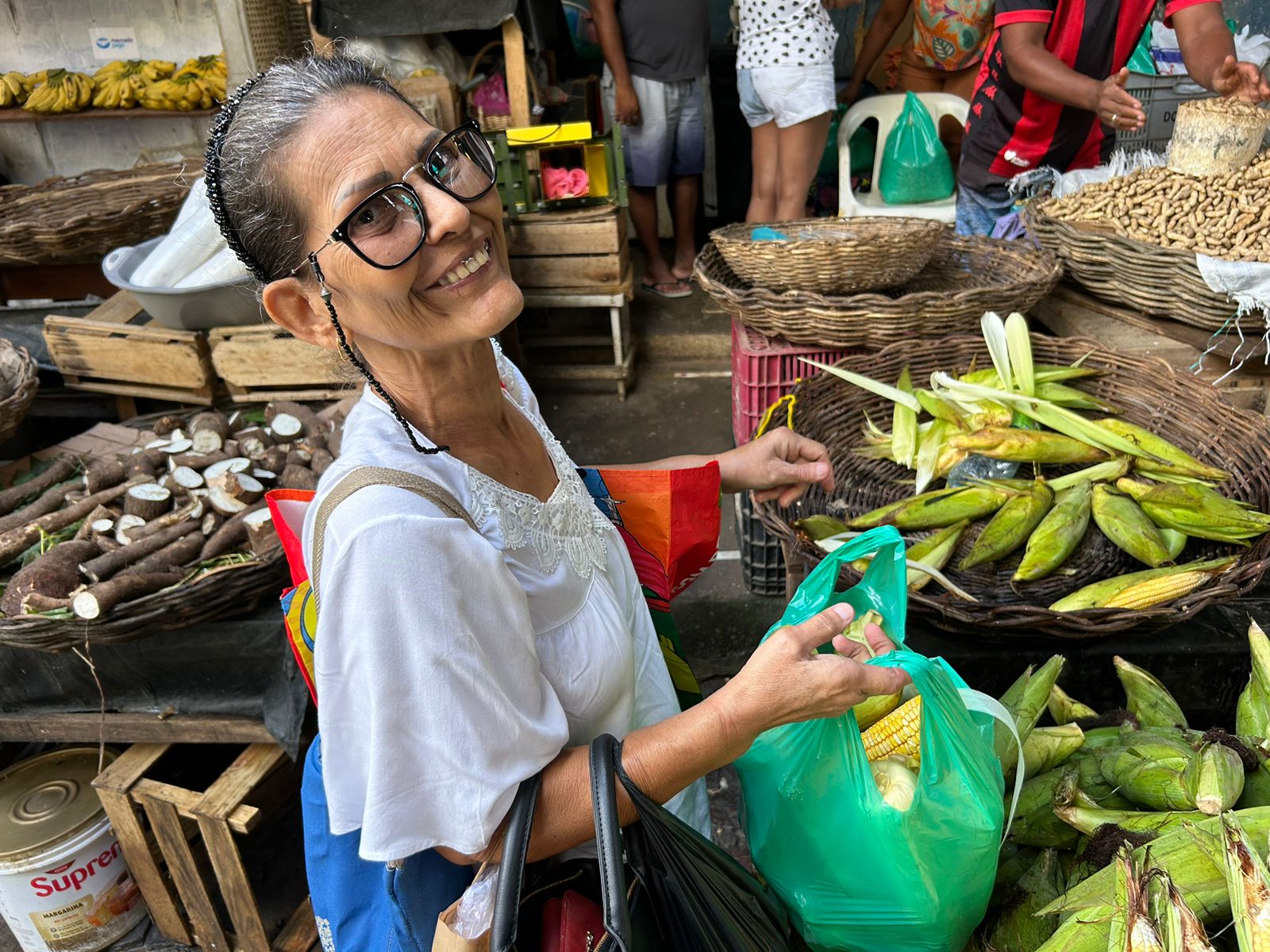 Cliente faz compras na Feira das Sete Portas