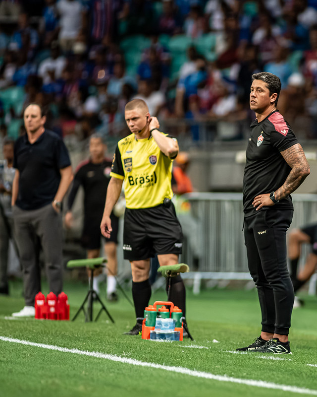 Carpini durante primeiro jogo da final do Baianão 2025/ Victor Ferreira/ EC Vitória