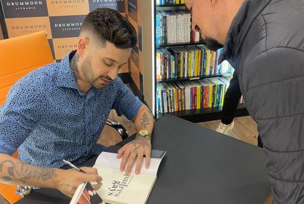 Autor do livro sobre a vida de padres gays 