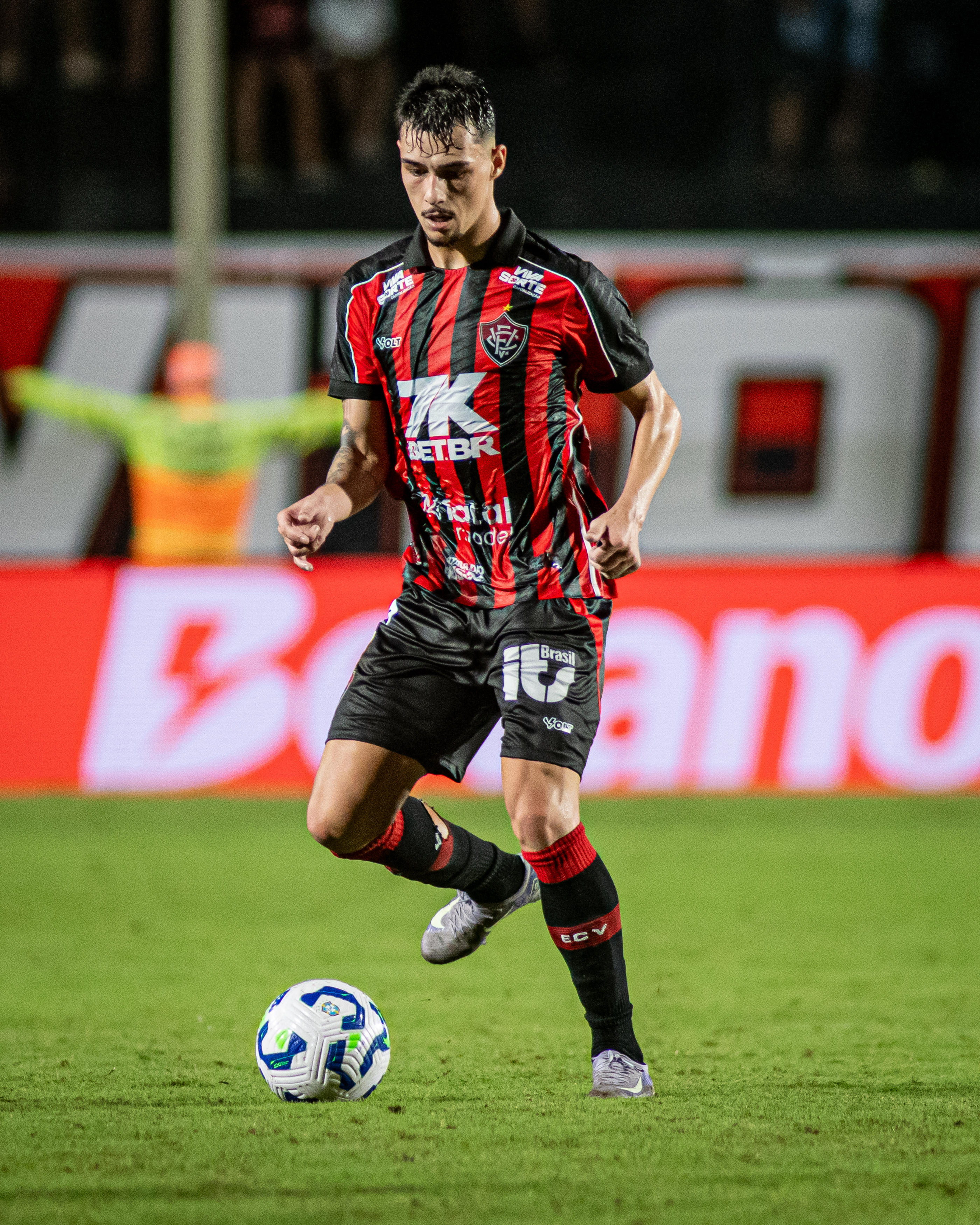 Lateral-direito Claudinho, em ação pelo Vitória