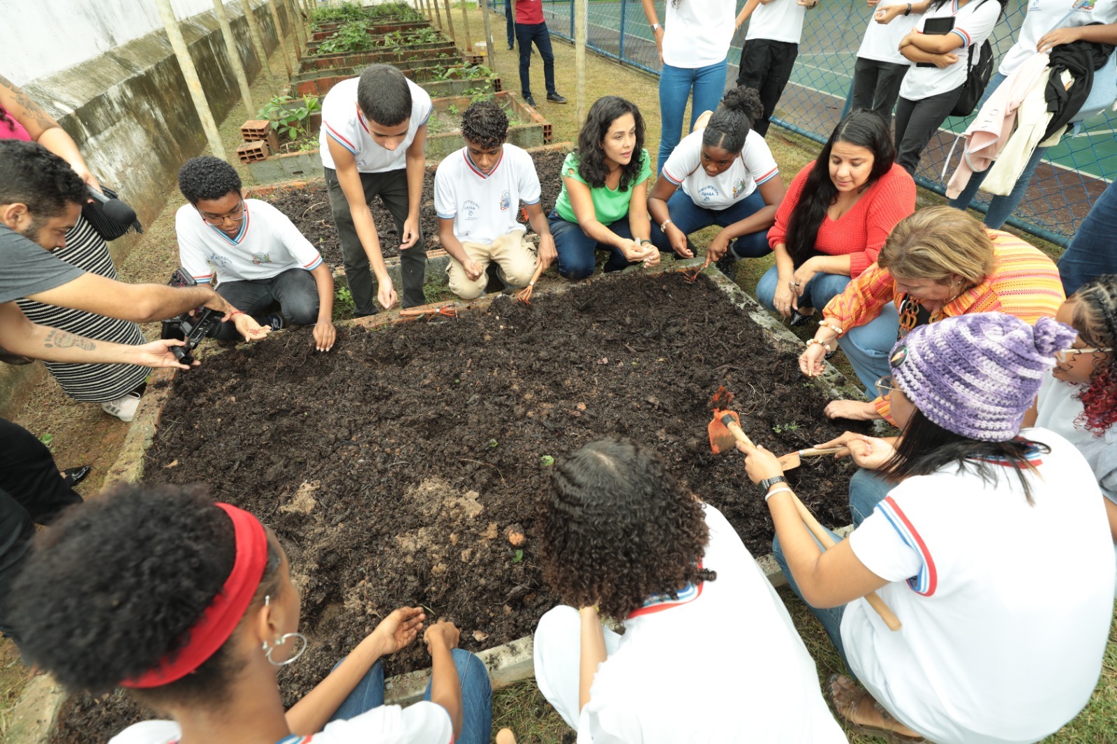 Colégio Estadual Rômulo Almeida, por exemplo, os estudantes vêm colocando os conhecimentos na horta