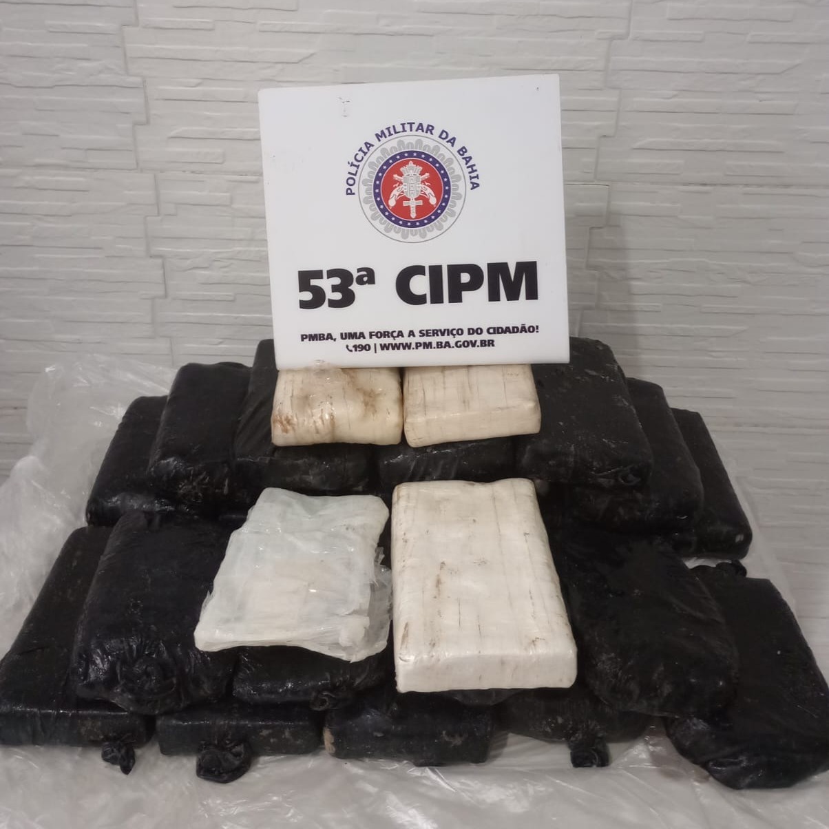 Carga de pasta base apreendida na Praia de Sauípe - Divulgação/PMBA