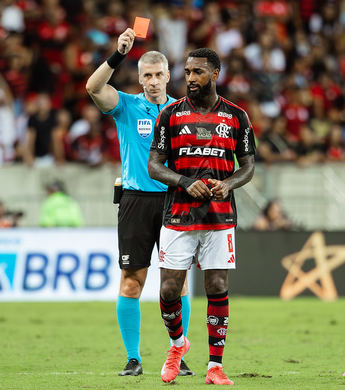 Gerson sendo expulso na partida contra o Bahia