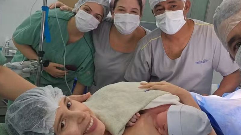 Bebê Adriano e Vanessa Lustiago com equipe médica /Reprodução 