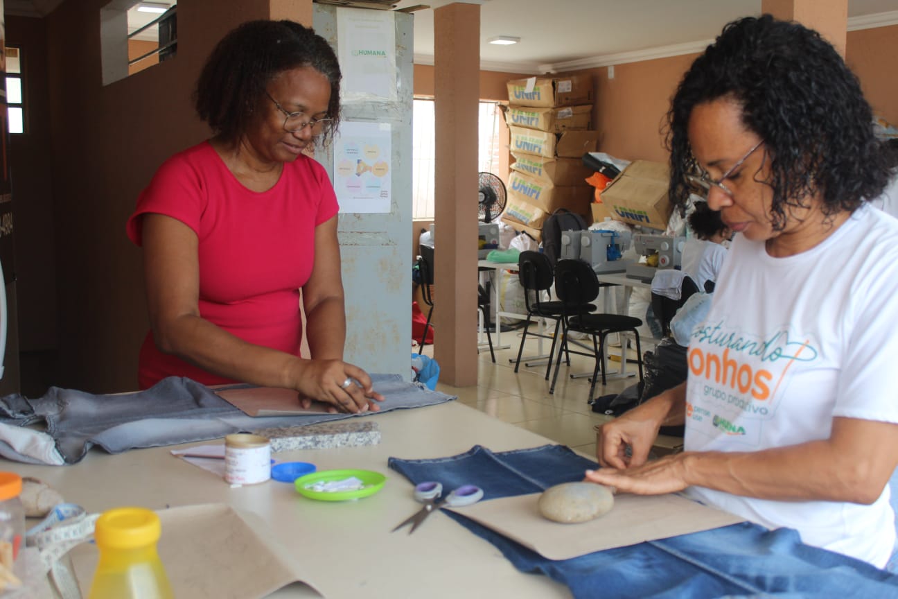 Jaudicéia Menezes (de camisa rosa) atuando na Cooperativa Costurando Sonhos, em Castelo Branco