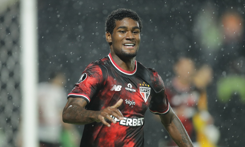 Lucas comemorando gol pela Libertadores desse ano