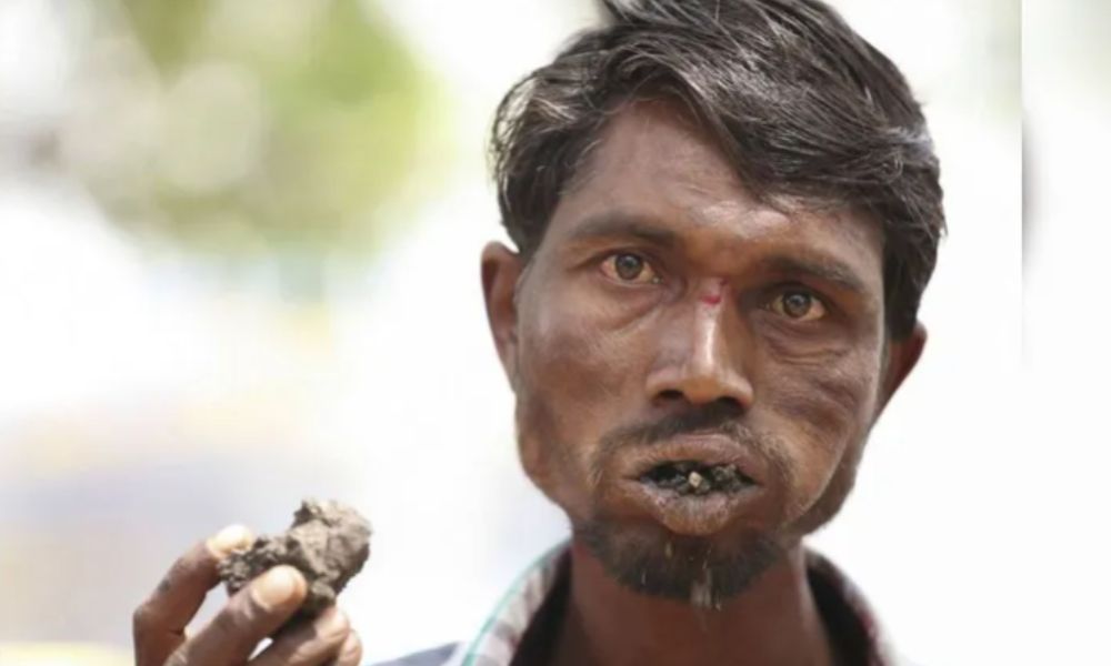 Homem comendo pedras - Foto: Reprodução / Redes Sociais