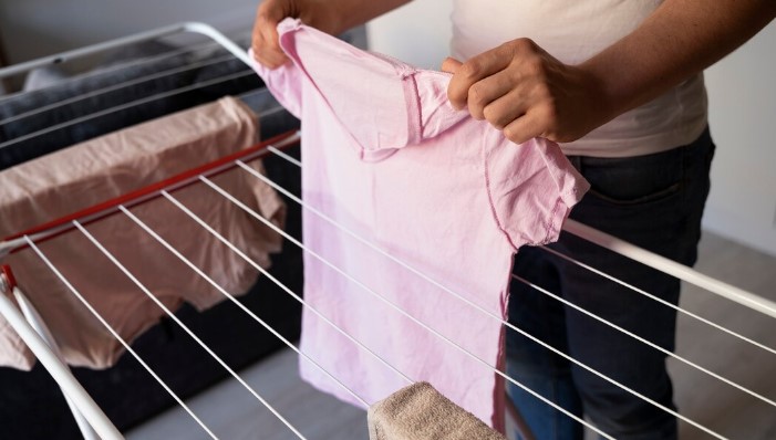 Conferir se as roupas estão devidamente secas antes de guardá-las é essencial para não desenvolver mau cheiro e mofo - Imagem: Reprodução