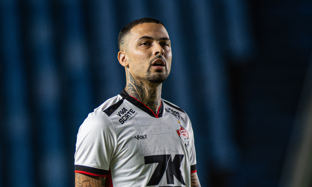 Thiaguinho atuando entre os reservas do Vitória, contra o Moto Club