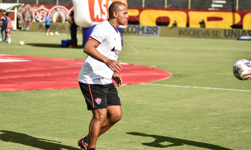 Walter, em aquecimento pelo Vitória na temporada 2021