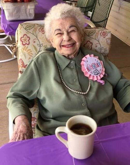 Asilo realiza sonho de idosa de 103 anos e a surpreende em festa de aniversário