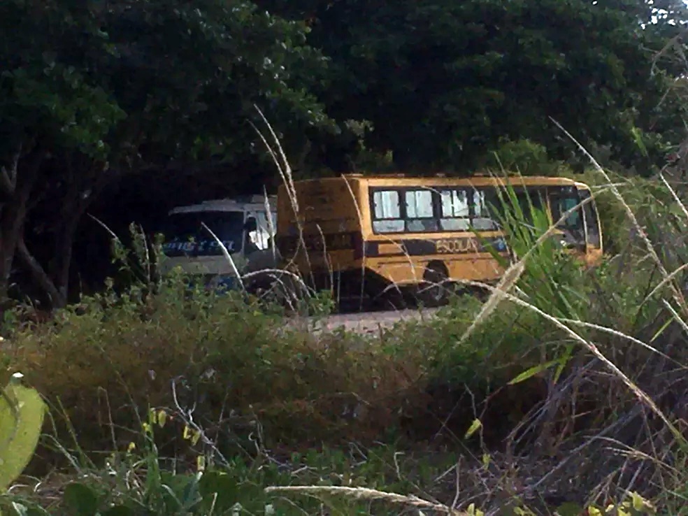 Motoristas são presos suspeitos de roubar combustível de ônibus escolares há mais de um ano