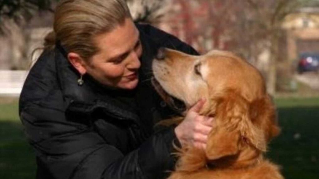 Mulher joga cinzas de cachorro em parque e imagem de cão aparece na foto