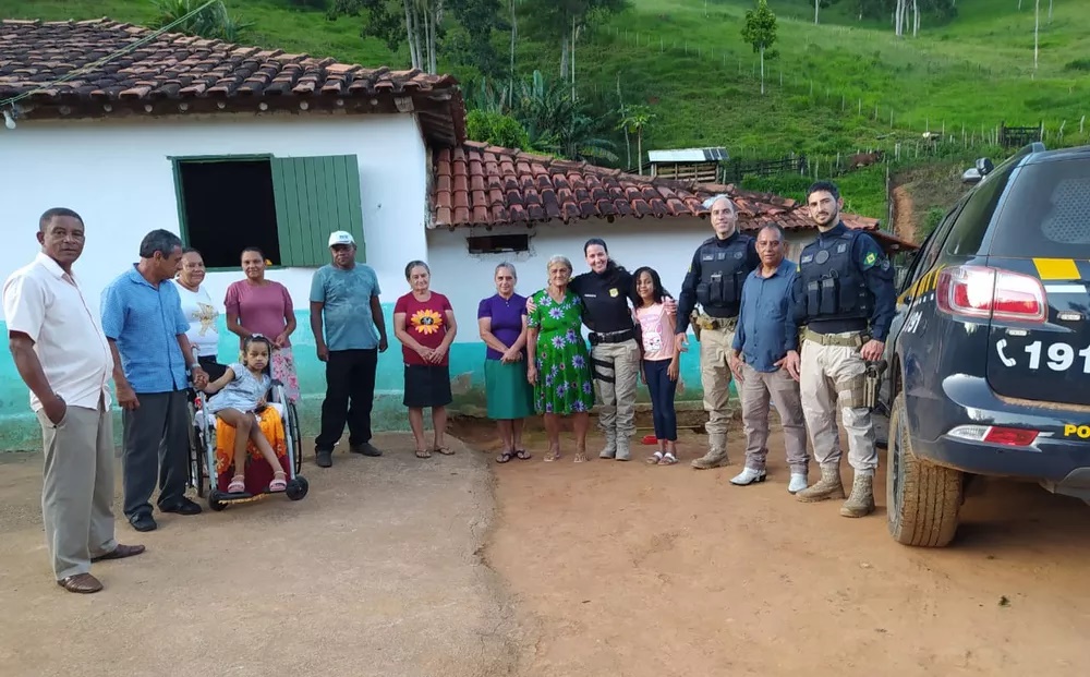 Após acidente que matou pai, mãe e irmão, crianças reencontram cachorrinho da família que estava sumido 