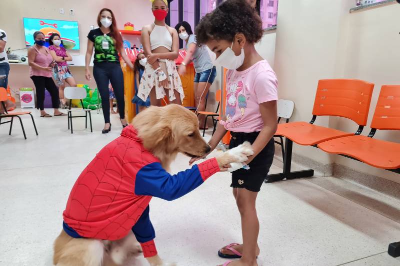 Cão policial faz alegria de crianças durante visita em Hospital Oncológico