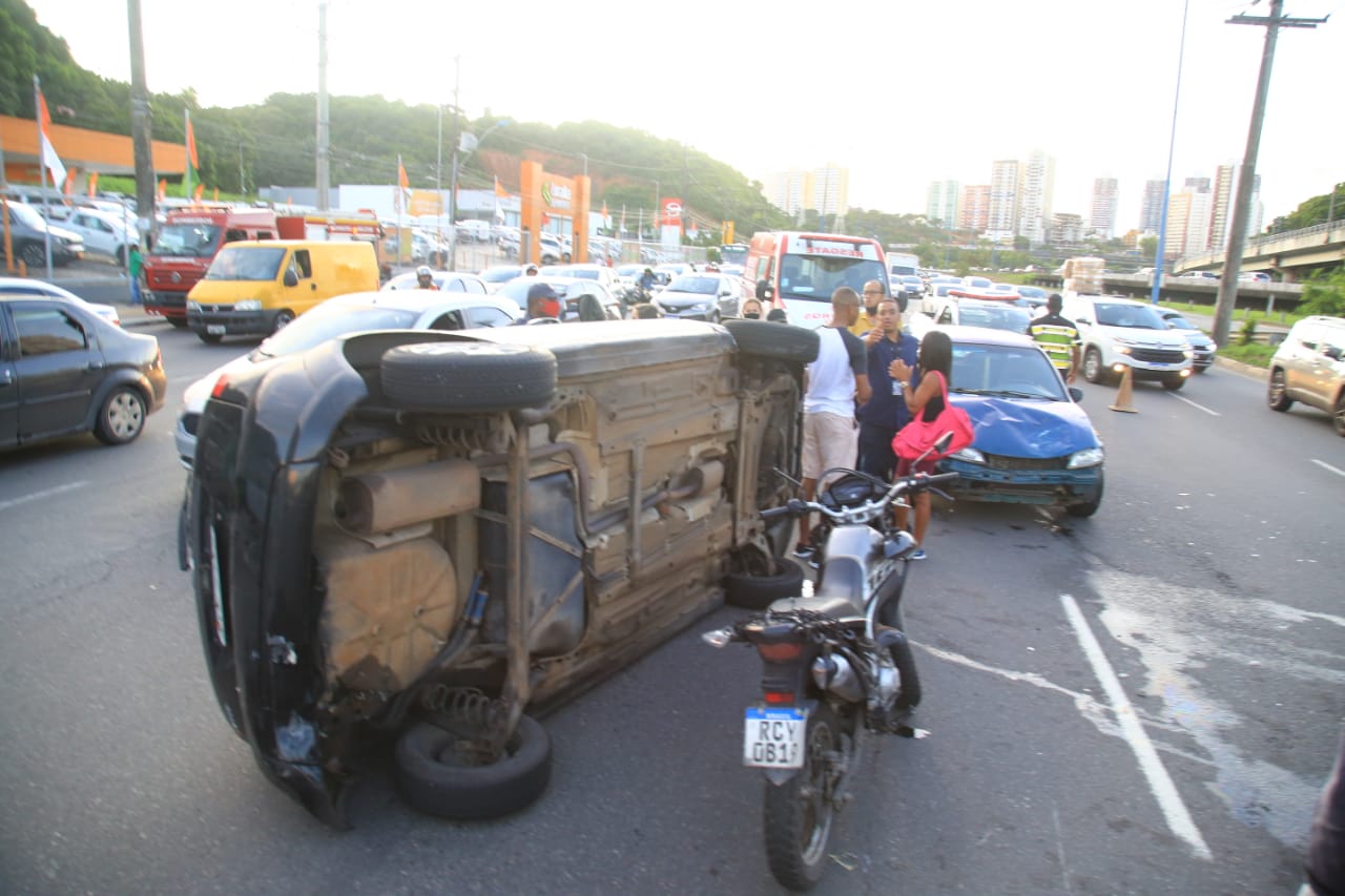 Carro tombou após a colisão