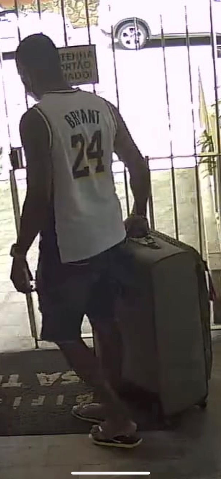 Homem levando a mala 