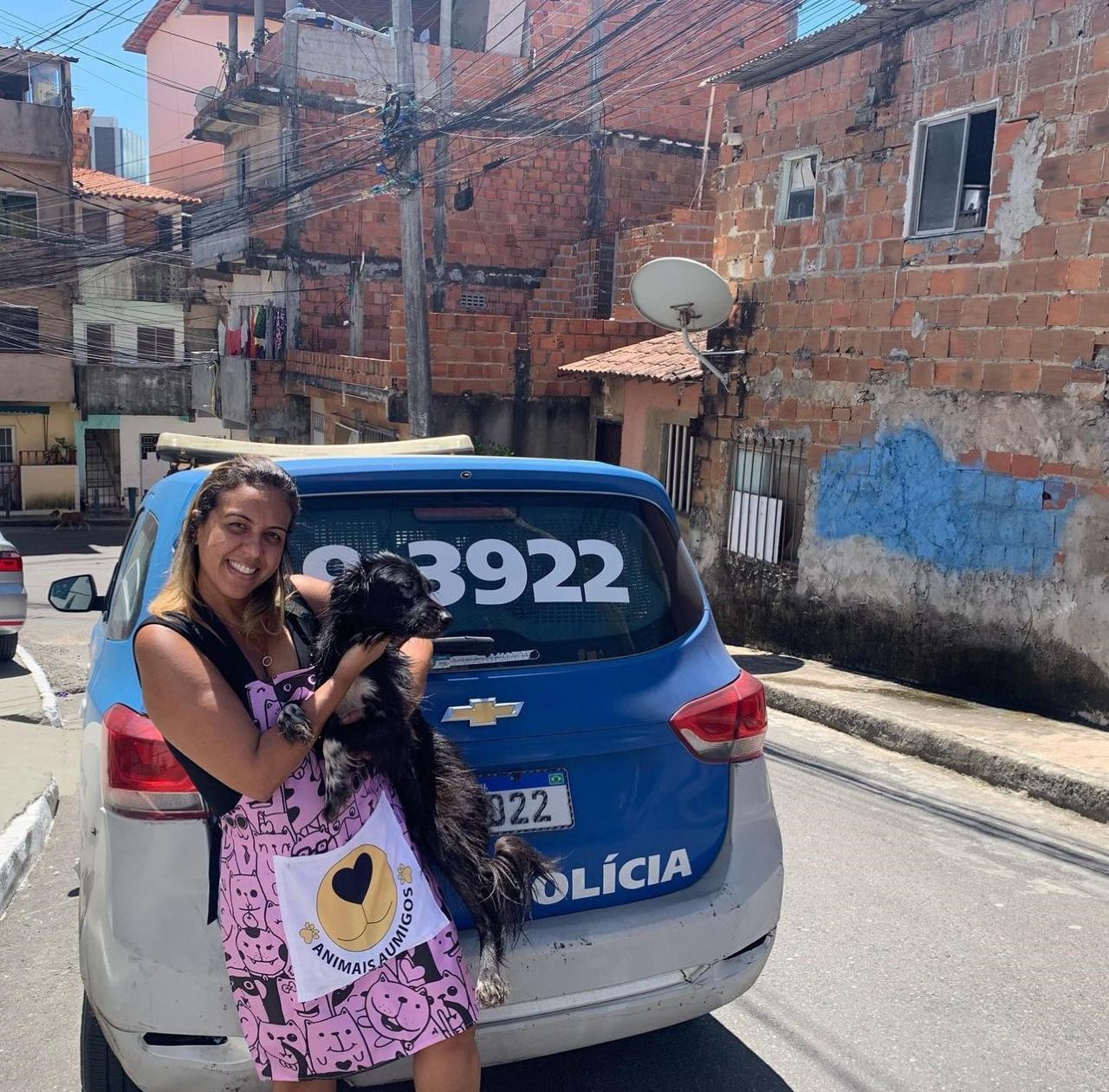 Simplesmente mulher: Conheça baiana que resgata pets desde os 16 anos e atua em ONG mais engajada