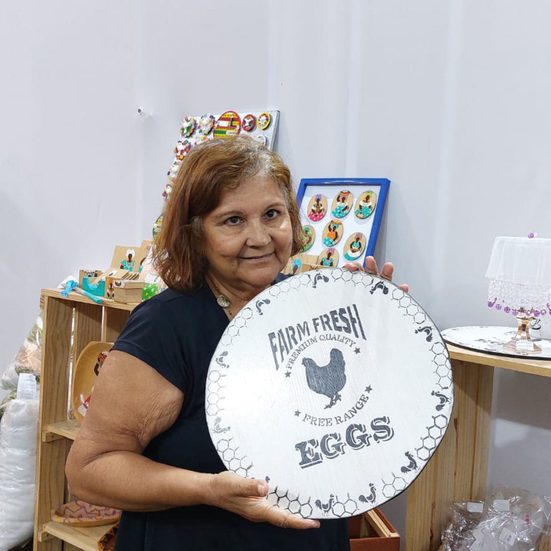 Artesã Mara Rúbia com uma de suas obras