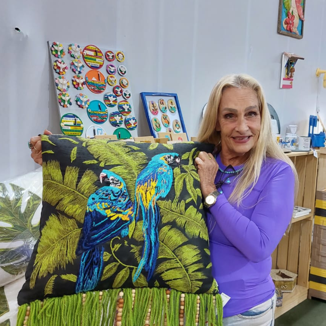 Artesã Rosa Gordilho com uma de suas obras