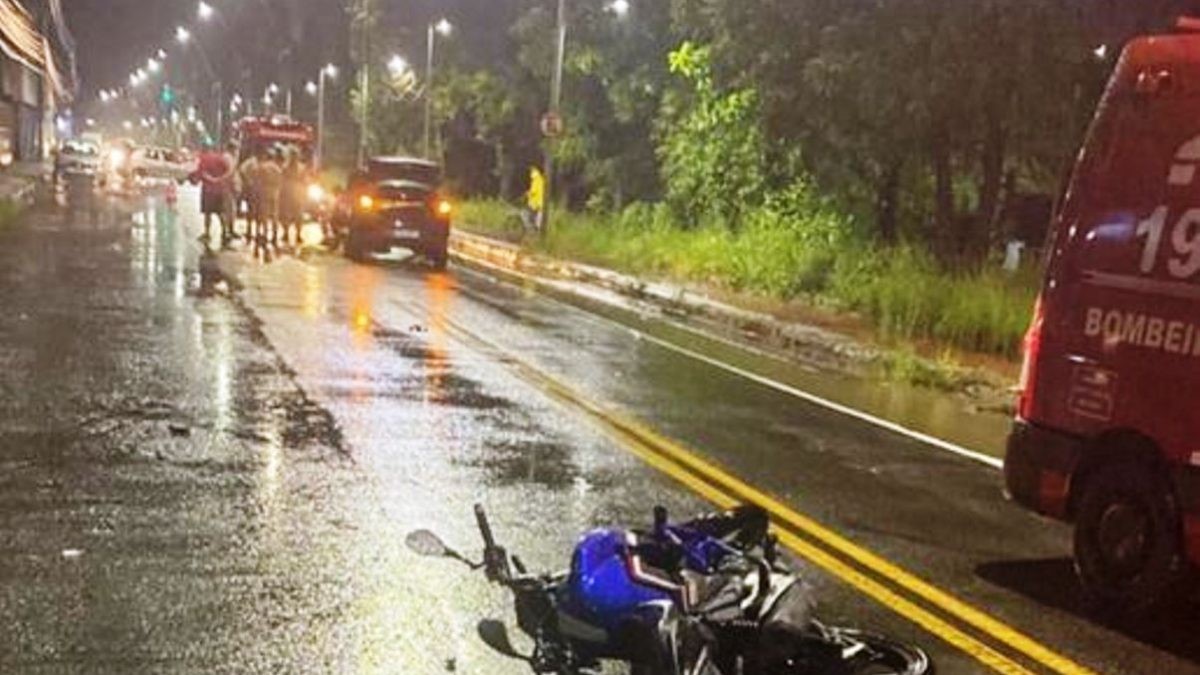 Jovem morre e namorado fica ferido em acidente de moto