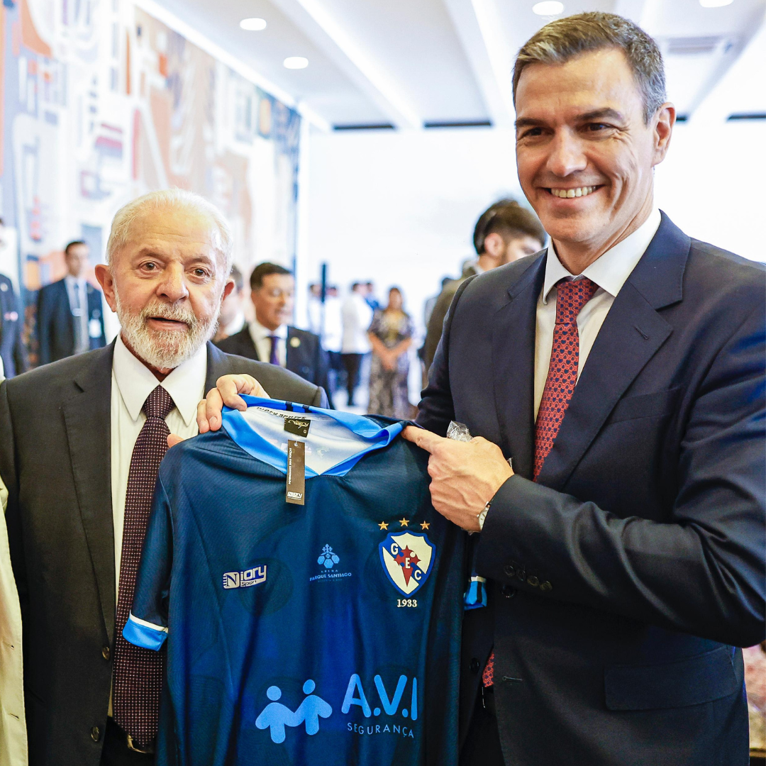 Primeiro-ministro da Espanha recebedo a camisa do Galícia, ao lado do presidente brasileiro Lula