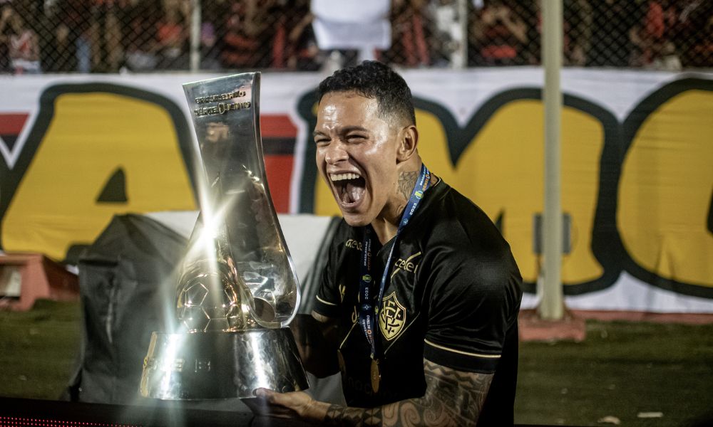 Meia Giovanni Augusto segurando a Taça da Série B | Foto: Victor Ferreira / ECV