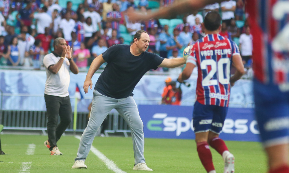 Técnico Rogério Ceni passando orientações para os jogadores do Bahia