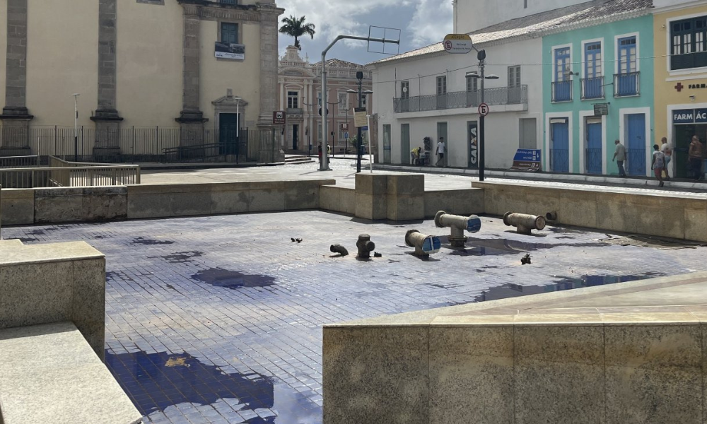 Fonte luminosa da Praça da Sé enfrenta abandono e descaso após o Natal no Centro Histórico