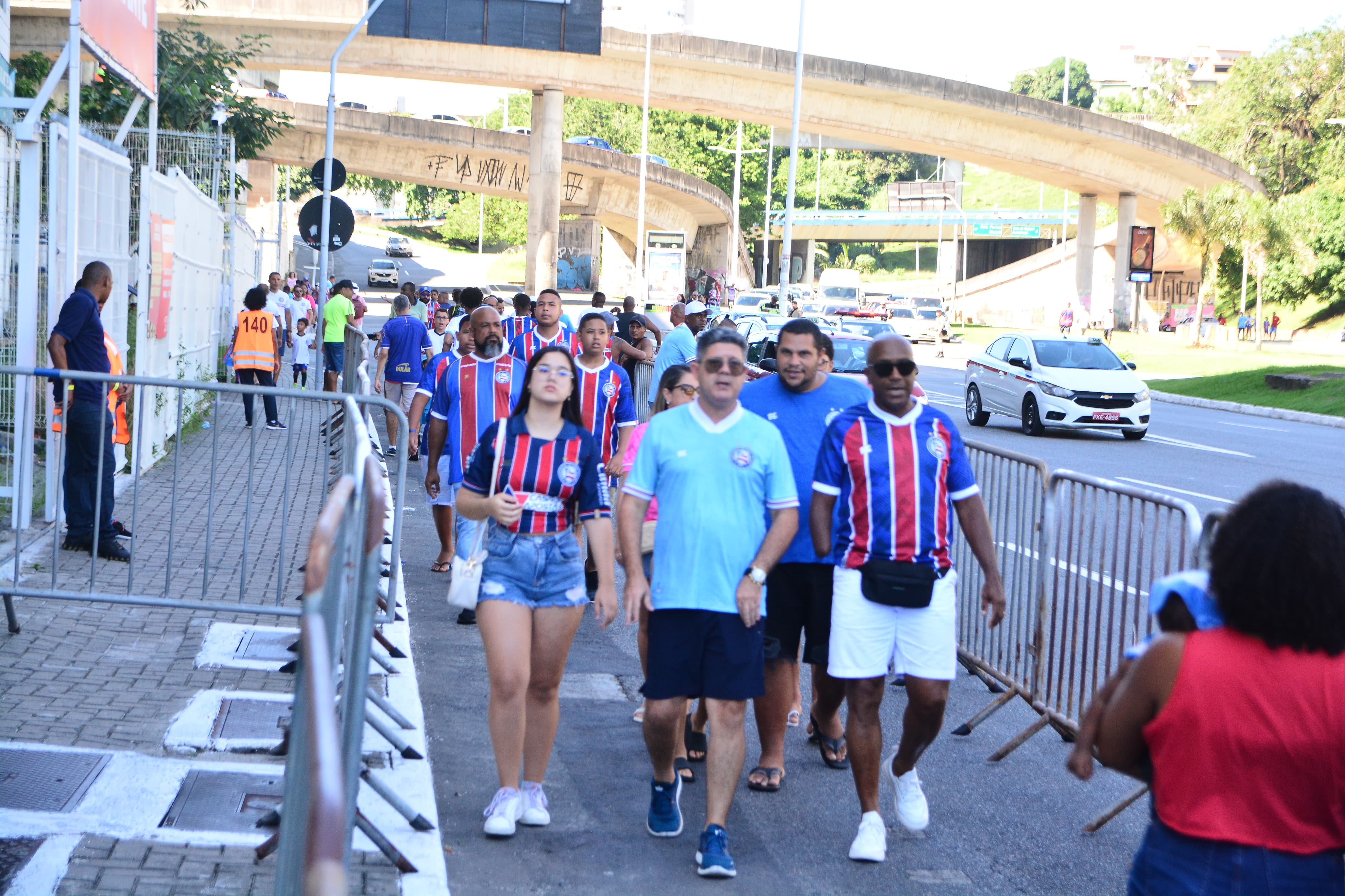 Torcida chegando para a partida da semifinal do Baianão