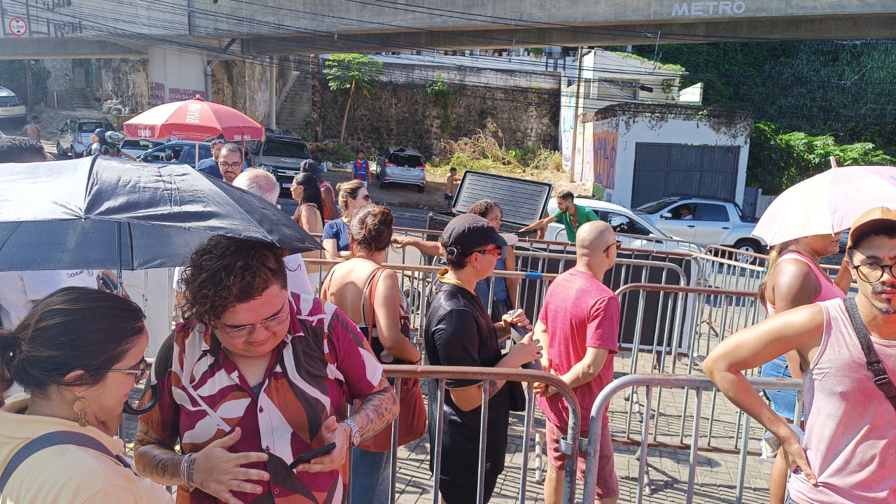 Torcedores enfretando alta temperatura na Fonte Nova
