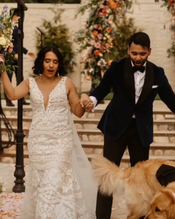 Casal saindo do altar com o pet