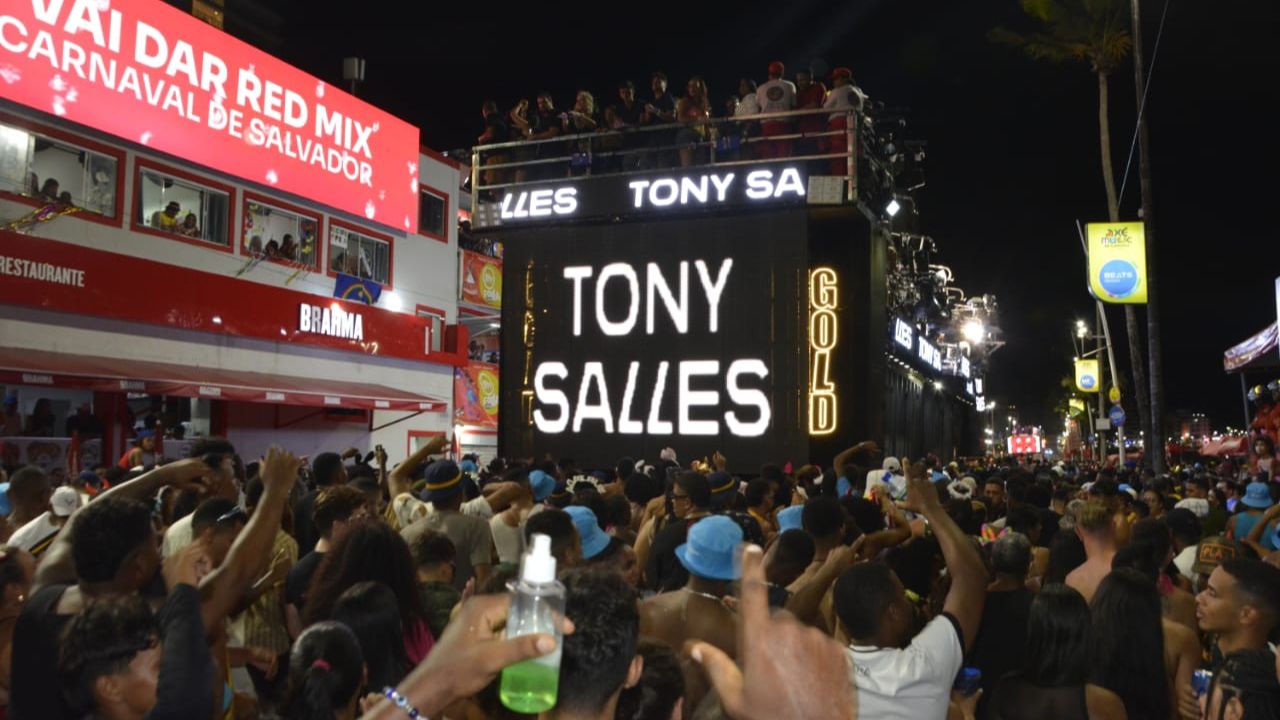 Tony Salles arrasta multidão na Barra: 'O pai chegou'