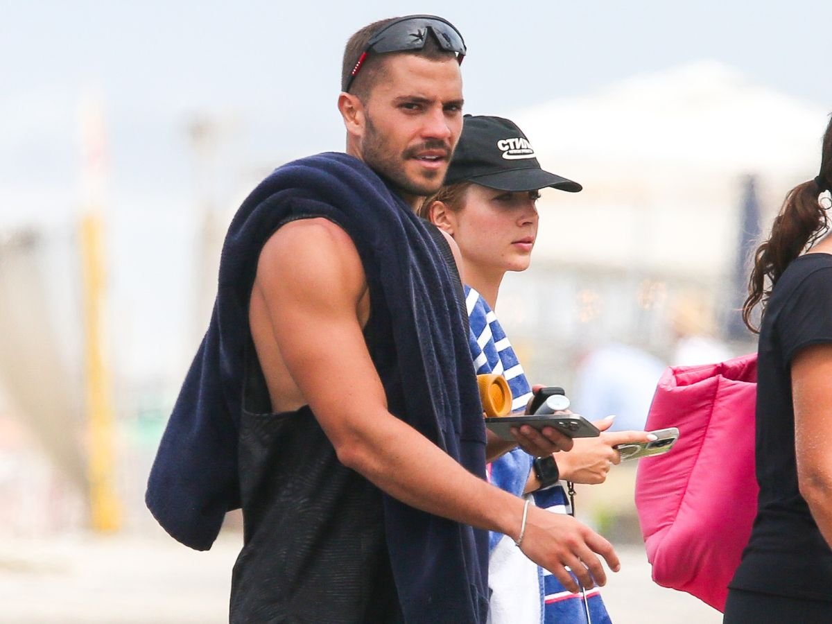 Jade Picon e André Lamoglia curtem praia juntos e reacendem rumores de romance. Foto: AgNews/Dilson Silva