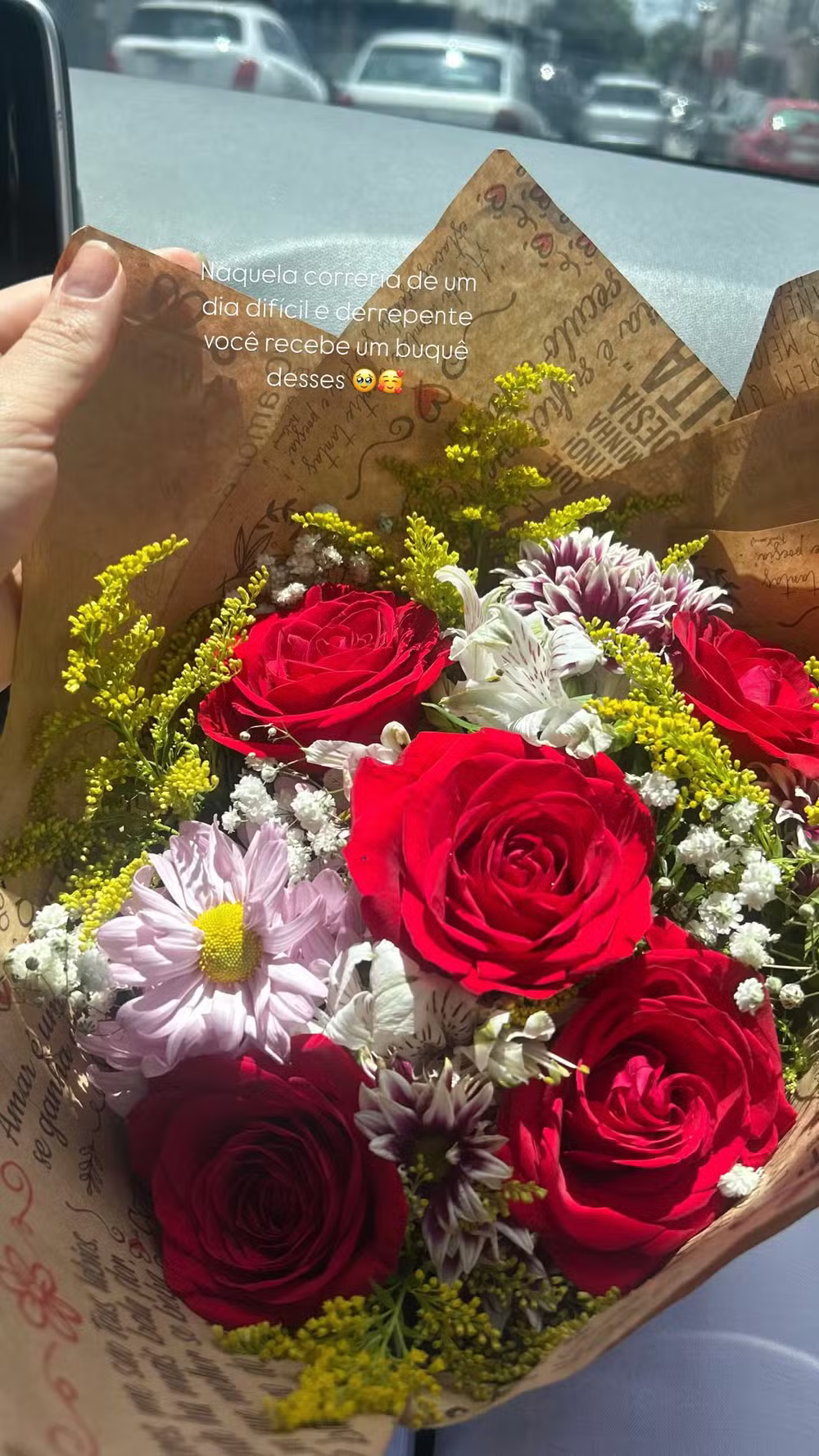 Amado Batista presenteia noiva 51 anos mais nova com buquê de flores
